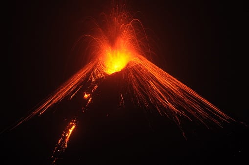 Ilustración del volcán Krakatoa.