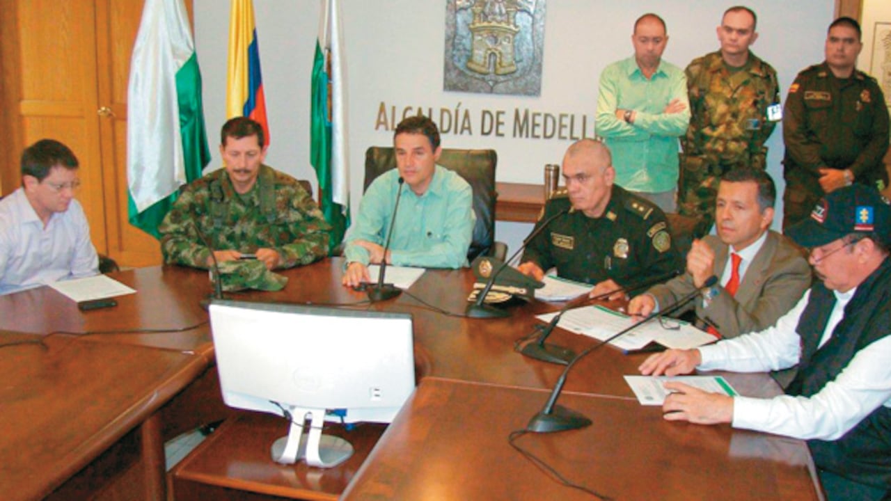 El alcalde Aníbal Gaviria y su equipo de seguridad monitorean cuidadosamente las guerras de los combos.