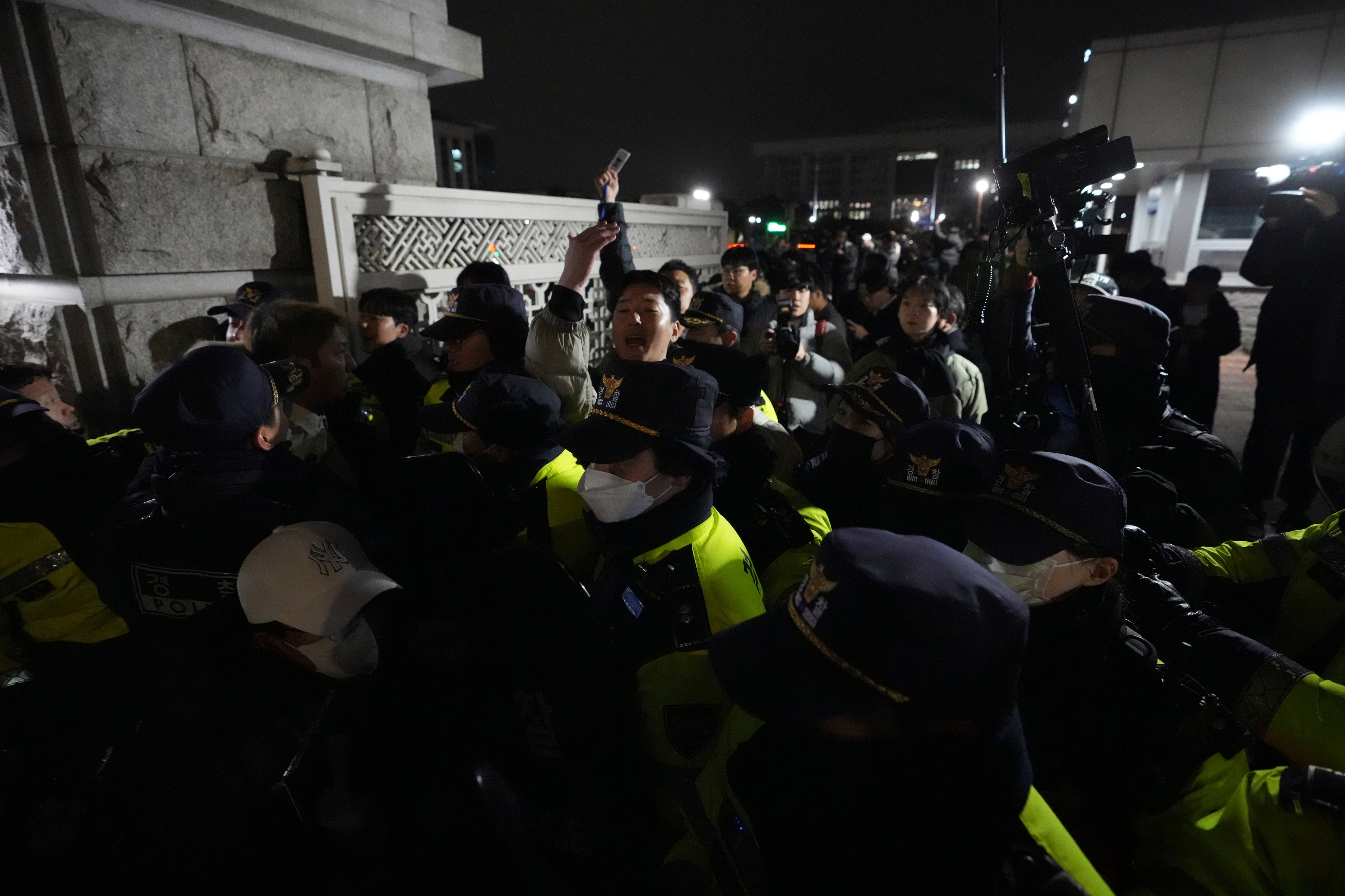 Policías frente al congreso de Corea del Sur