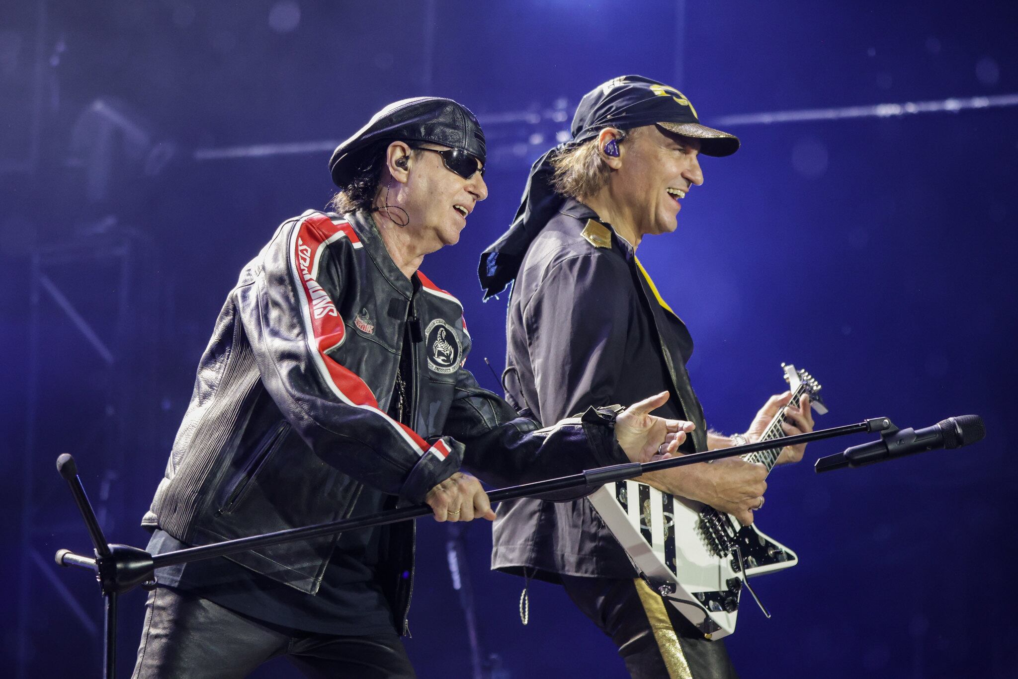 Klaus Meine y Matthias Jabs celebrando 60 años de Scorpions con su rebaño.
