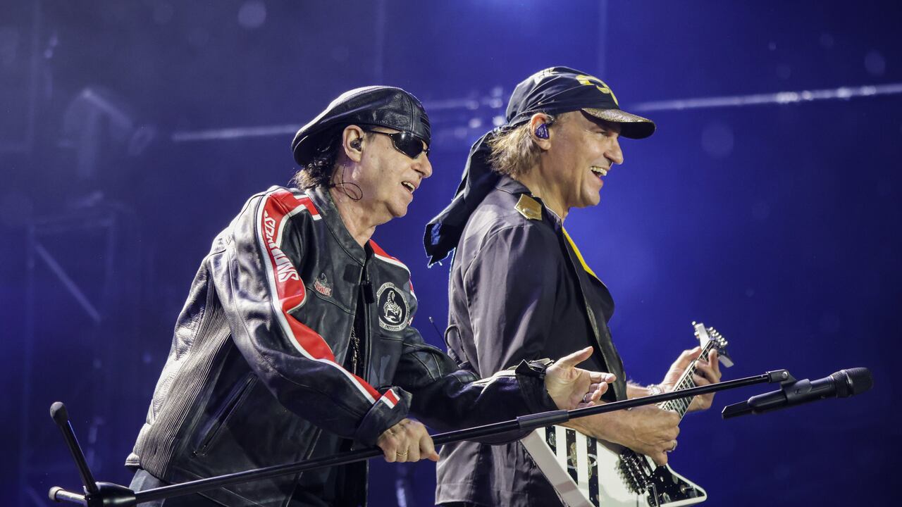 Klaus Meine y Matthias Jabs celebrando 60 años de Scorpions con su rebaño.