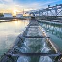 Proceso de la planta de tratamiento de agua al atardecer