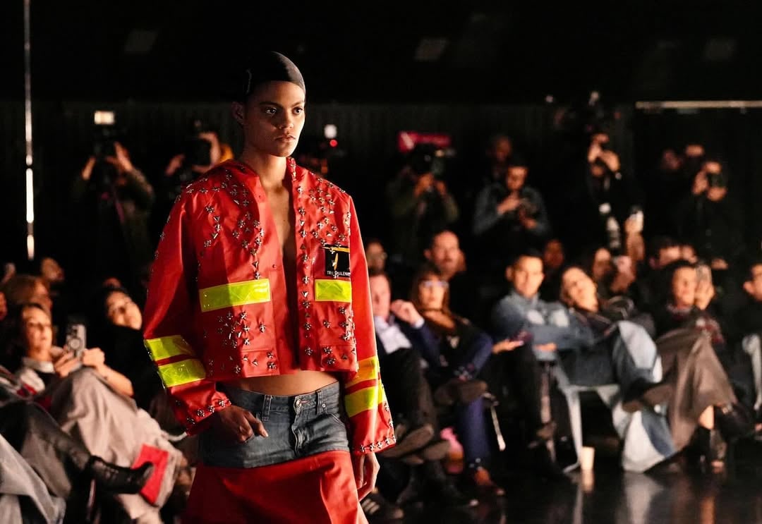 La colección “Fragmentos” de Alejandro Crocker junto al TranMilenio fue un homenaje al trabajo, al arte y a la transformación.