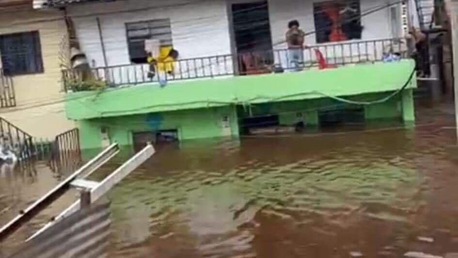 La ruptura de un tubo madre del acueducto generó la inundación de 8 cuadras a la redonda en el sector de El Sinaí, en Santa Cruz, Medellín.