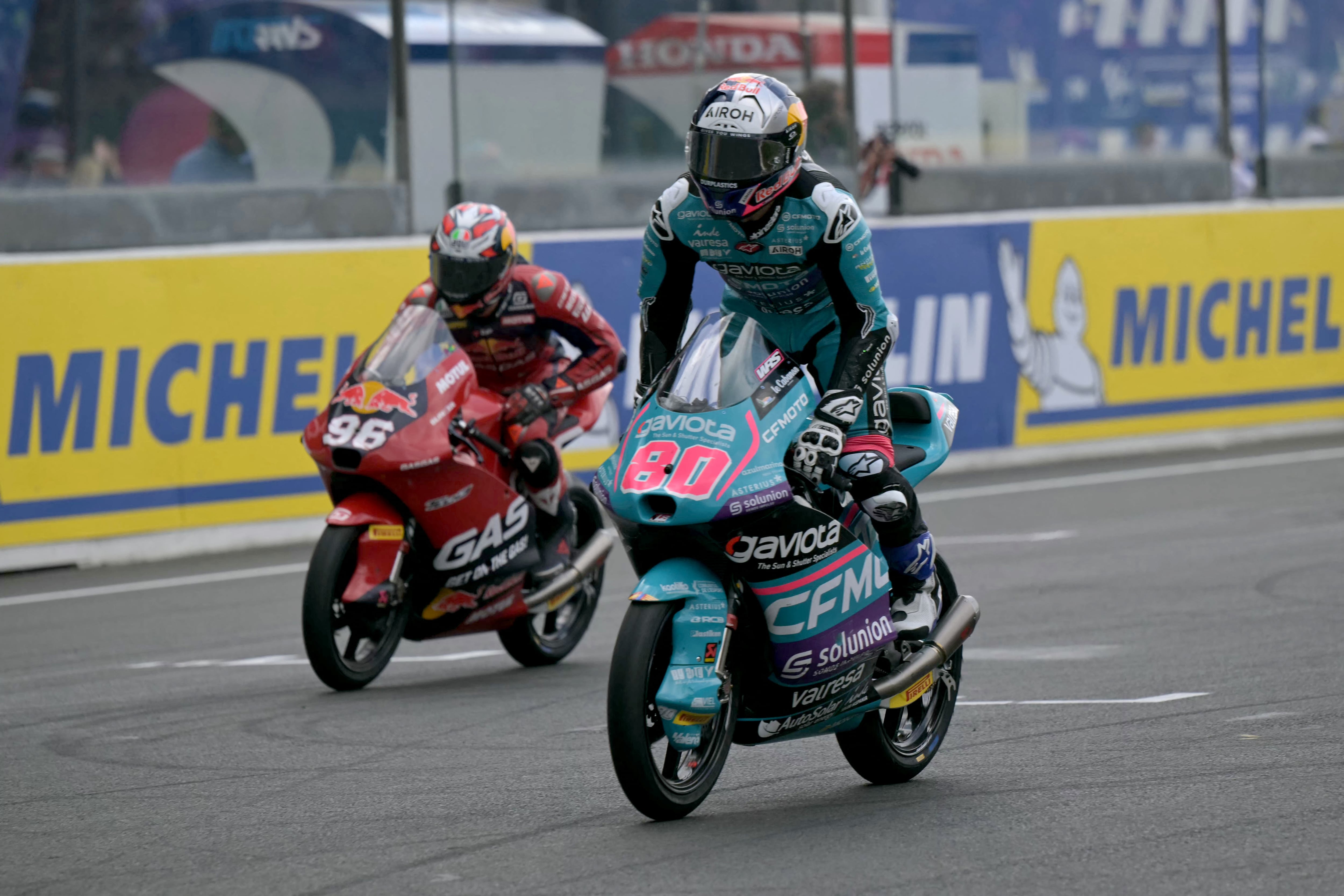 CFMOTO Aspar Team's Colombian rider David Alonso (R) and Red Bull GASGAS Tech3's Spanish rider Daniel Holgado cross the finish line to win the French Moto3 Grand Prix race at the Bugatti circuit in Le Mans, northwestern France, on May 12, 2024. (Photo by Lou Benoist / AFP)