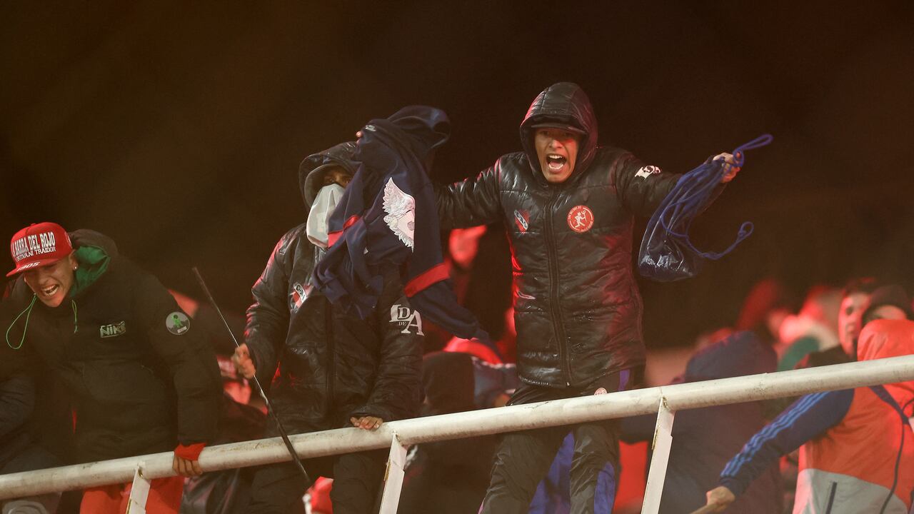 Un fanático de Independiente grita durante la interrupción del partido de vuelta de los octavos de final de la Copa Sudamericana entre Independiente de Argentina y la Universidad de Chile de Chile en el estadio Libertadores de América en Avellaneda, provincia de Buenos Aires, Argentina, el 20 de agosto de 2025. (Foto de Alejandro PAGNI / AFP)