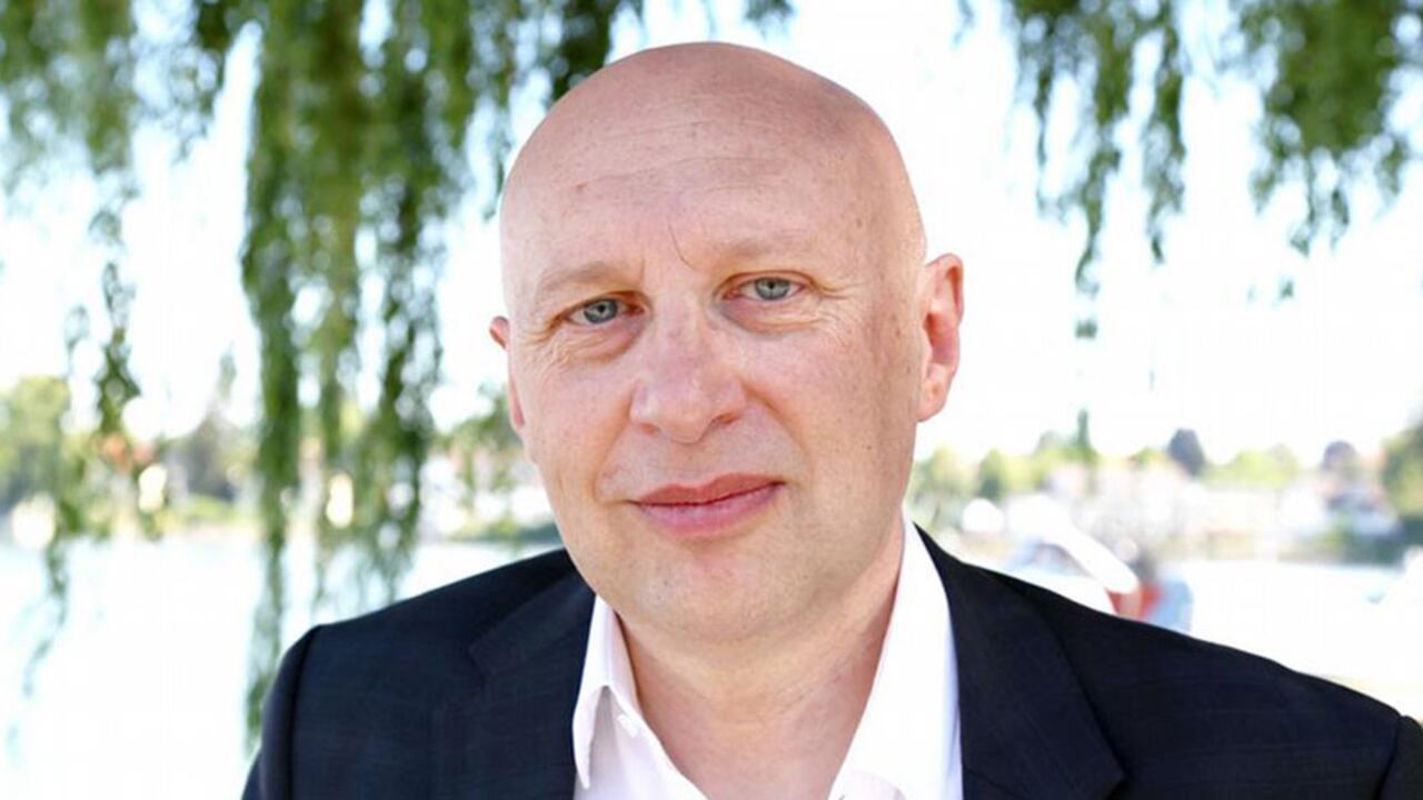 Hell ganó el Premio Nobel por el desarrollo de un microscopio que permite ver detalles de las más pequeñas células.