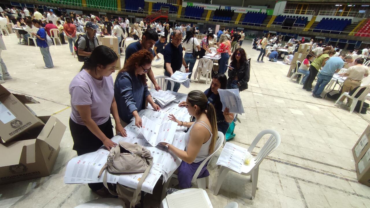 Elecciones legislativas 2026 en un conteo de votos en el Coliseo del Pueblo de Cali.