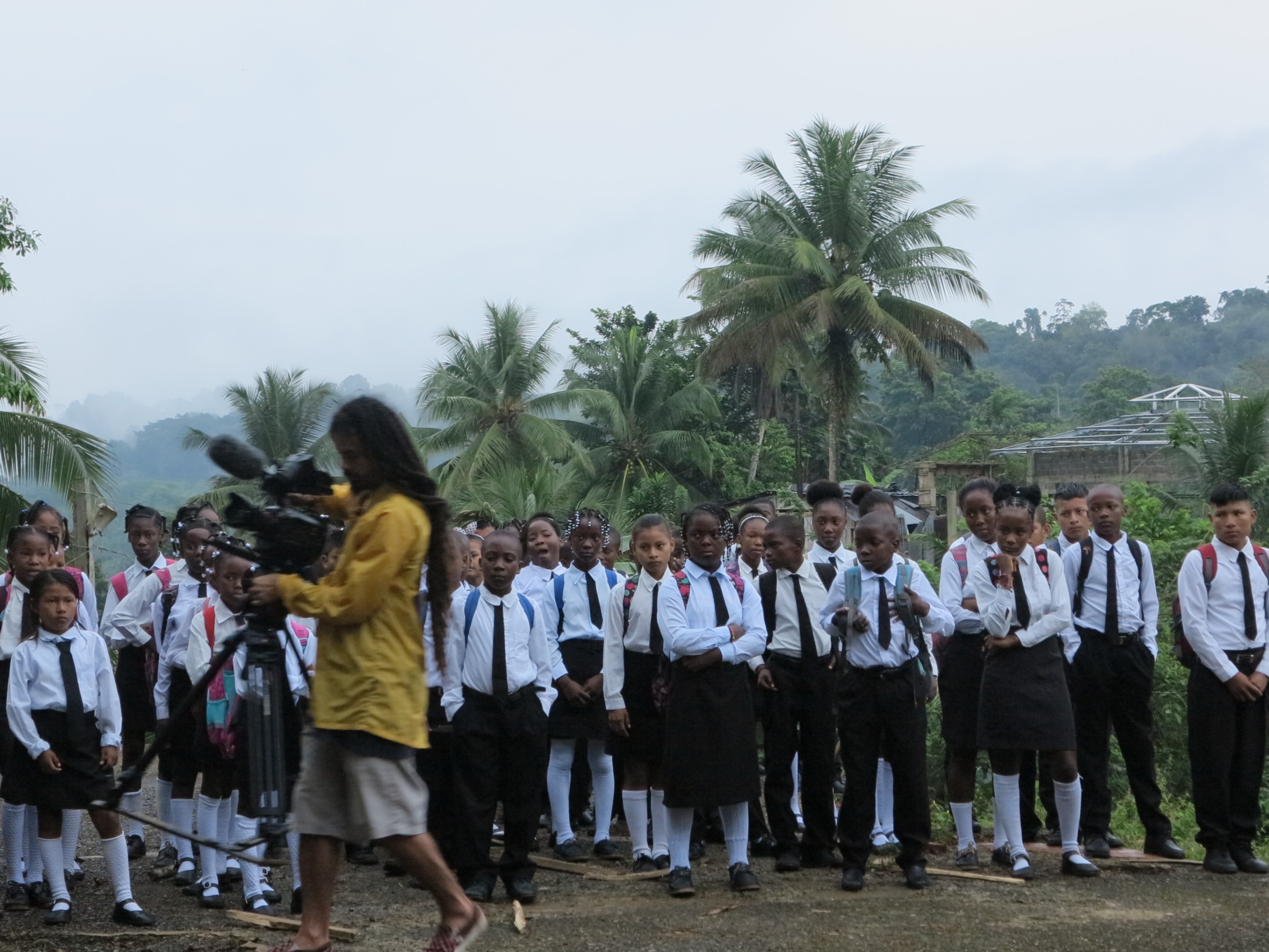 Cantos que inundan el río / Detrás de cámaras