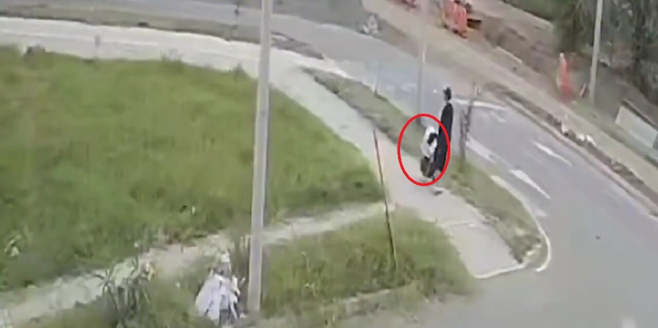 Revelan impactante video de cómo presunto asesino de mujer en Palmira paseó el cuerpo en un carrito de mercado.