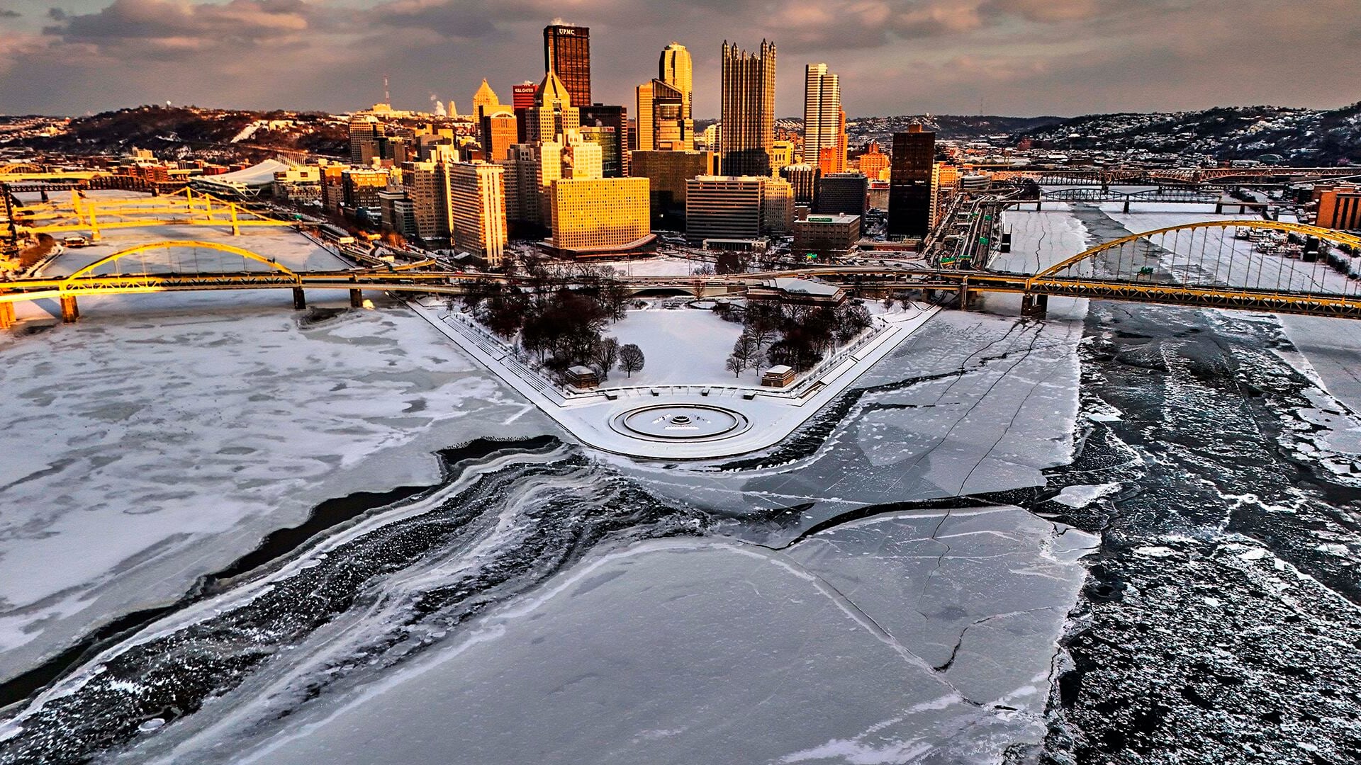 La gente mira las Great Falls parcialmente congeladas en Paterson, Estados Unidos. Miércoles 28 de enero de 2026.