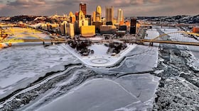 La gente mira las Great Falls parcialmente congeladas en Paterson, Estados Unidos. Miércoles 28 de enero de 2026.