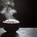 El arroz es un grano que se cultiva ampliamente en todo el mundo y se conoce en diferentes variedades.