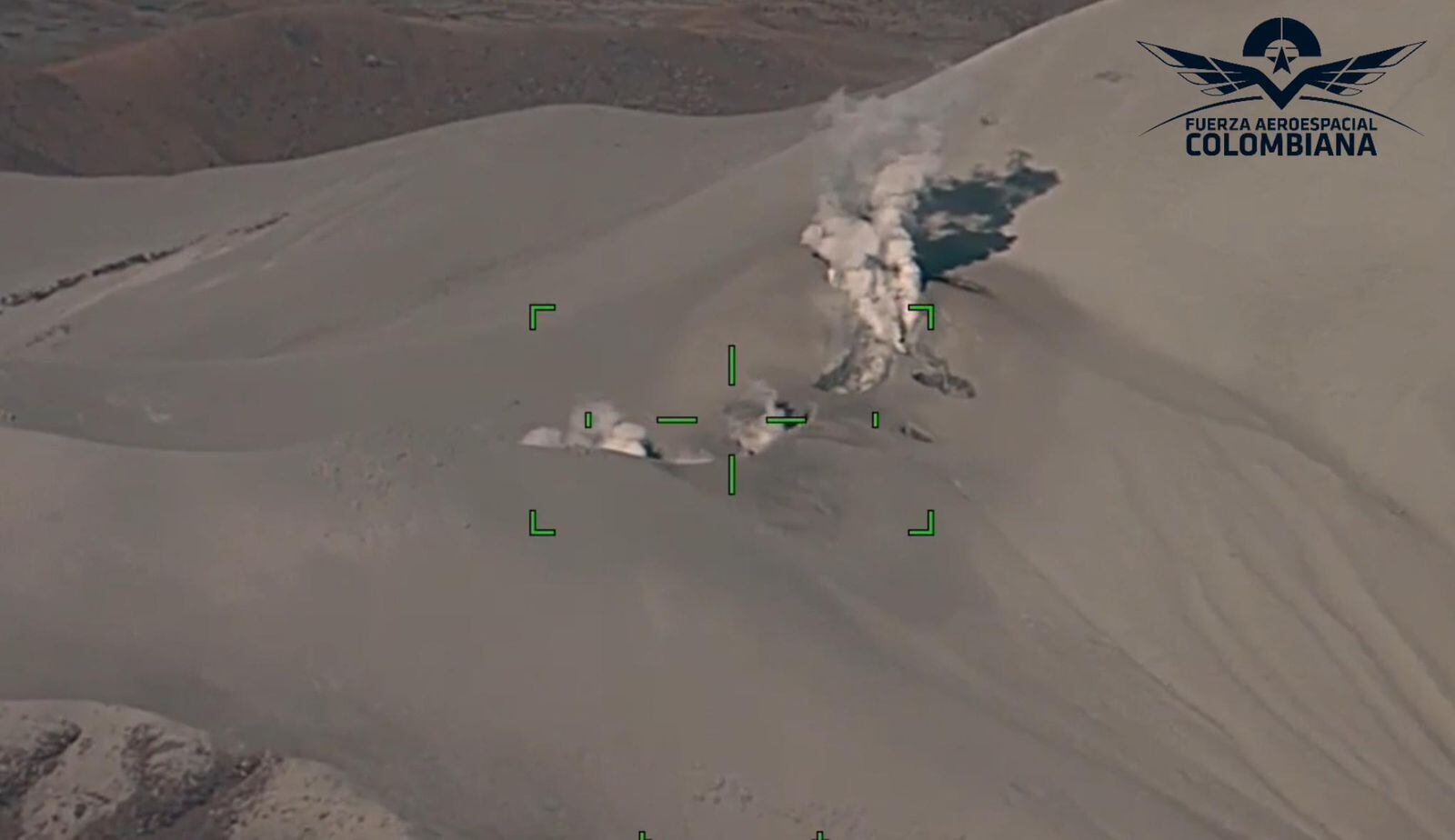 La fuerza Aérea sobrevolando los volcanes Puracé y Curinquinga en el Cauca.