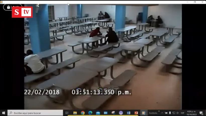 Captura de video de la reunión entre el abogado Diego Cadena y el exparamilitar Juan Guillermo Monsalve en la cárcel La Picota.