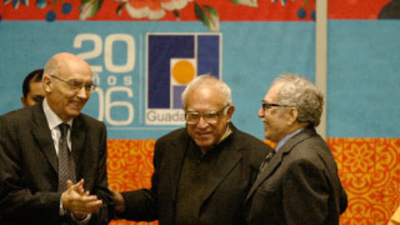 Pocos son los eventos a los que asiste últimamente García Márquez. El año pasado, sin embargo, viajó hasta Guadalajara, México, para entregarle el premio Juan Rulfo a su amigo Carlos Monsivais (centro). En el acto lo acompañaron los también premios Nobel José Saramago y Nadime Gordimer