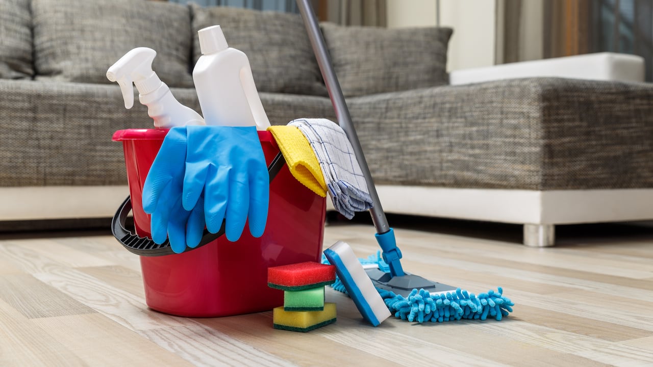 Eliminar el olor a humedad de trapeadores, jergas y trapos de cocina es un proceso sencillo que se puede lograr con ingredientes comunes