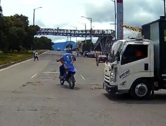 El motociclista hizo caso omiso de la señal del agente y optó por huir a gran velocidad.
