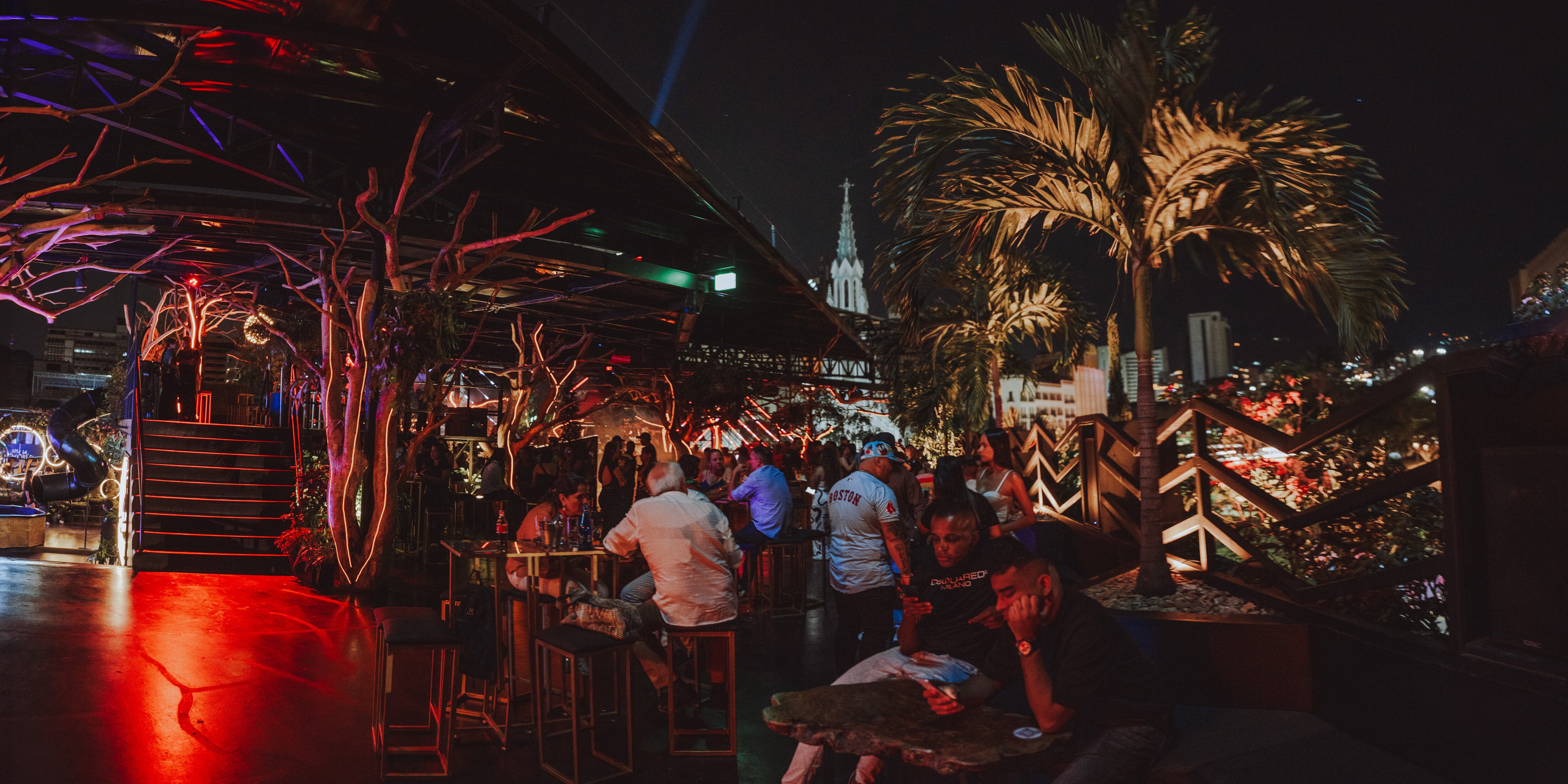 Junto con Áspero, una marca de interiorismo conceptual, Correa transformó el lugar en un espacio ecléctico, donde las paredes y los corredores gritan: arte, música, libertad.