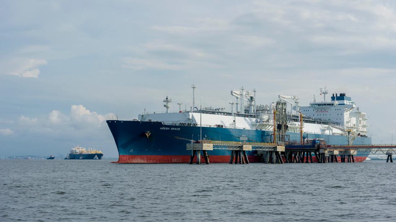 El buque de la regasificadora Spec LNG, ubicado en alta mar en Cartagena.
