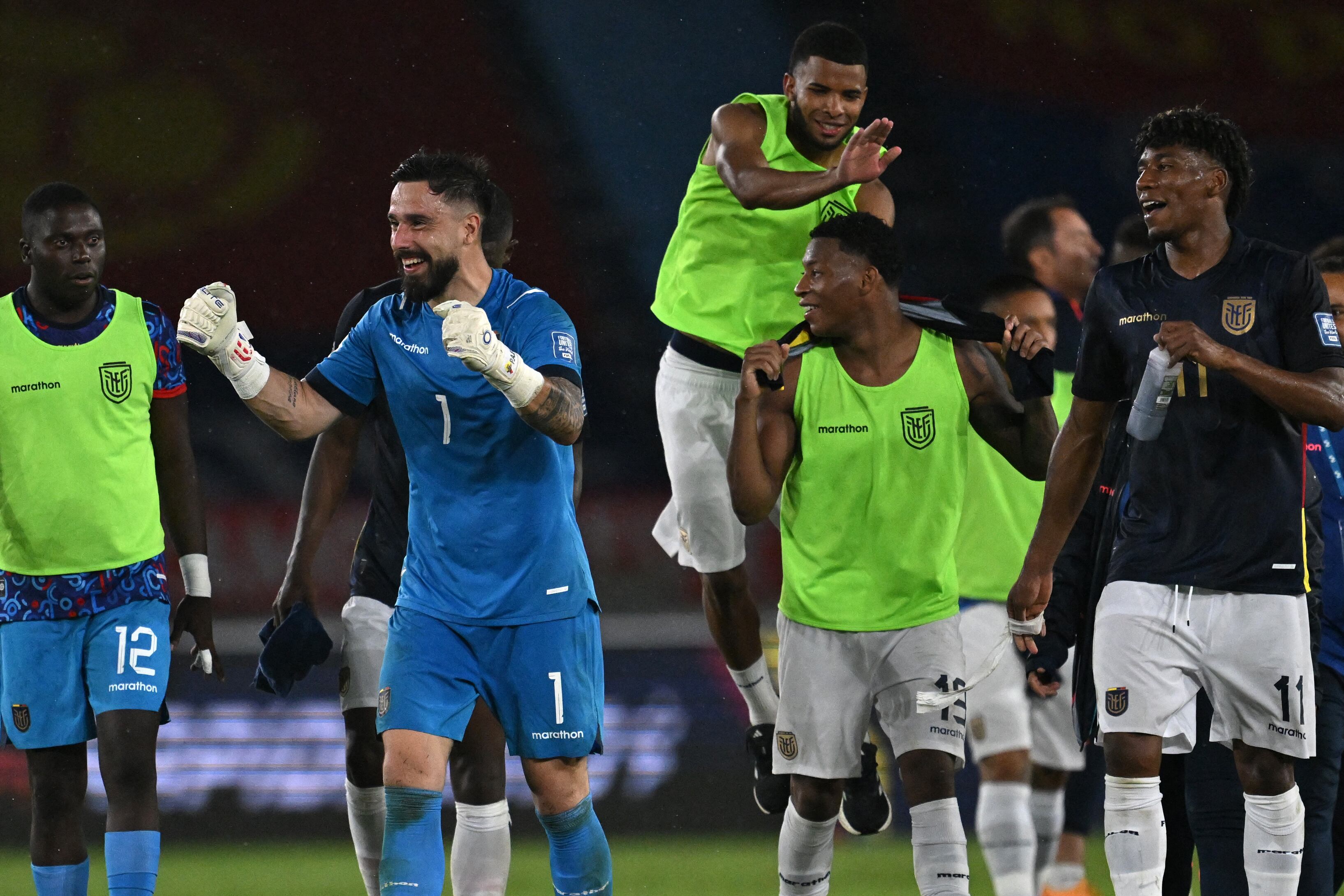 Hernán Galindez celebra al final del partido de fútbol de las eliminatorias sudamericanas de la Copa Mundial de la FIFA 2026 entre Colombia y Ecuador en el estadio Metropolitano Roberto Meléndez de Barranquilla, Colombia, el 19 de noviembre de 2024.