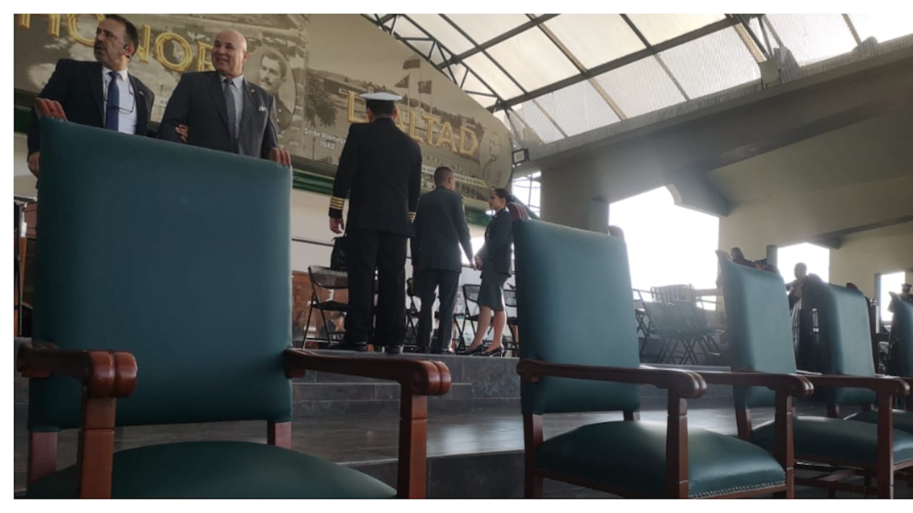 Sillas vacías en la transmisión de mando.