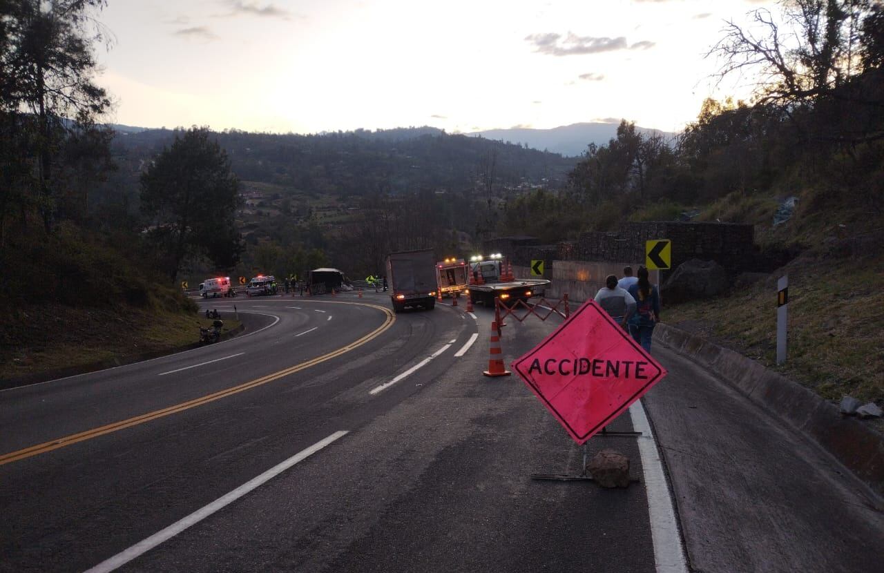 El accidente generó reducción en un carril.