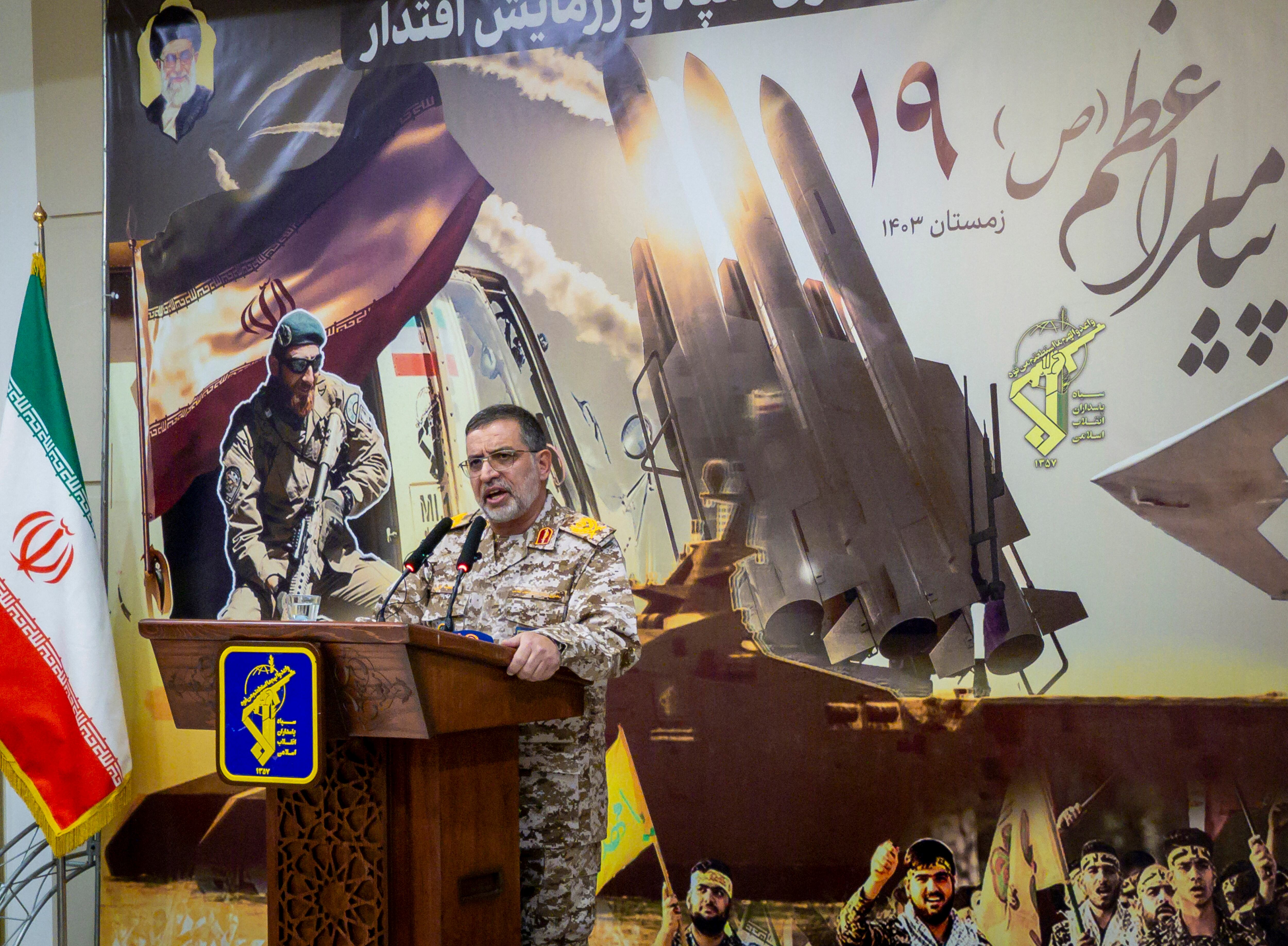 El general de brigada Ali Mohammad Naeini, portavoz del Cuerpo de la Guardia Revolucionaria Islámica (CGRI), pronuncia un discurso en un centro cultural del CGRI en el este de Teherán, Irán, el 6 de enero de 2025. (Foto de Morteza Nikoubazl/NurPhoto vía Getty Images)
