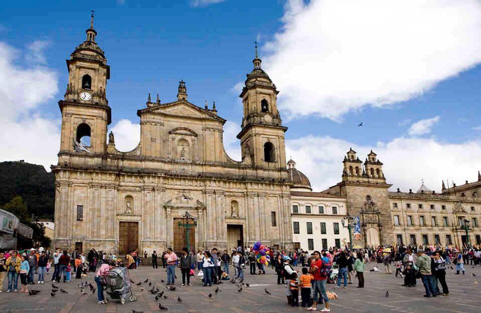 Qué decir de la plaza de Bolívar, en donde a lo largo de su historia miles de millones de personas, nacionales y extranjeras, se han reunido en los eventos más memorables como protestas, manifestaciones, conciertos, festivales y hasta celebraciones religiosas. Juan Pablo Gutiérrez-SEMANA