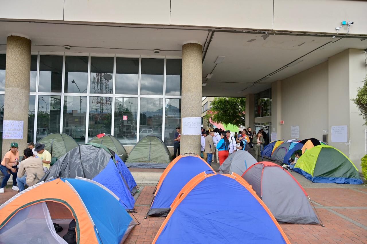 Indígenas Emberá se asentaron en carpas en la Agencia Nacional de Tierras