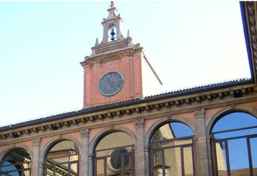 Universidad de Bolonia, Italia. Considerada como la universidad más antigua del mundo occidental, la Universidad de Bolonia tiene su historia entrelazada con algunos grandes nombres de la literatura y la ciencia y, al mismo tiempo, sirve como punto de referencia y como piedra angular de la cultura europea.   