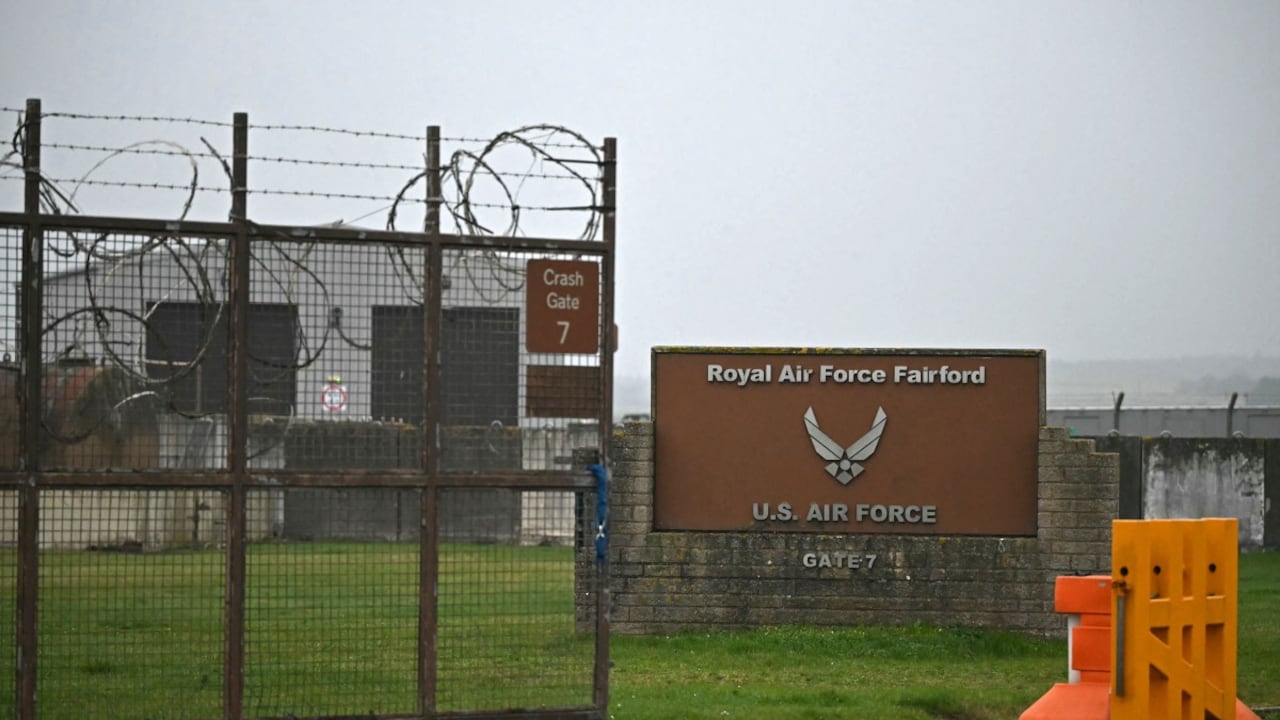 La policía británica en el oeste de Inglaterra declaró el domingo 27 de septiembre un incidente grave y evacuó propiedades cerca de una base utilizada por la Fuerza Aérea de Estados Unidos,