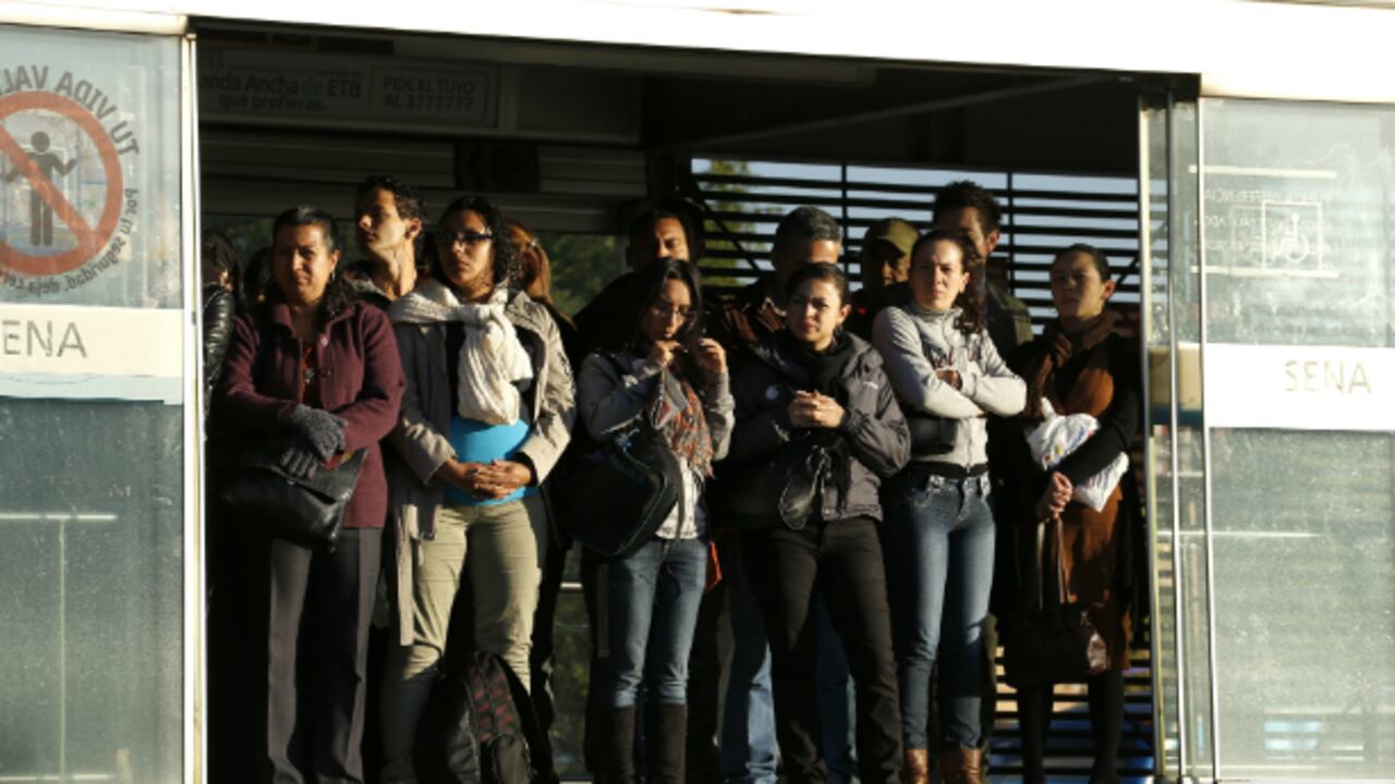 En algunas ocasiones, las puertas de las estaciones de TransMilenio que dan a la calle quedan abiertas y es por ahí donde ingresan algunos usuarios sin pagar pasajes.
