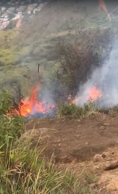 Gigantesco incendio en Cali amenaza el cerro de las Tres Cruces.