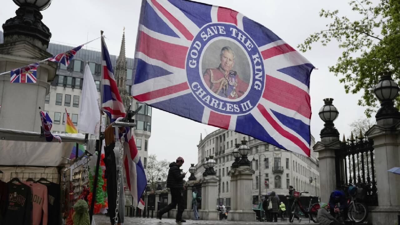 Una bandera con una imagen del rey Carlos III de Gran Bretaña a la venta para celebrar la coronación.