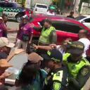 Varela tuvo que salir escoltado y custodiado por la Policía del sitio