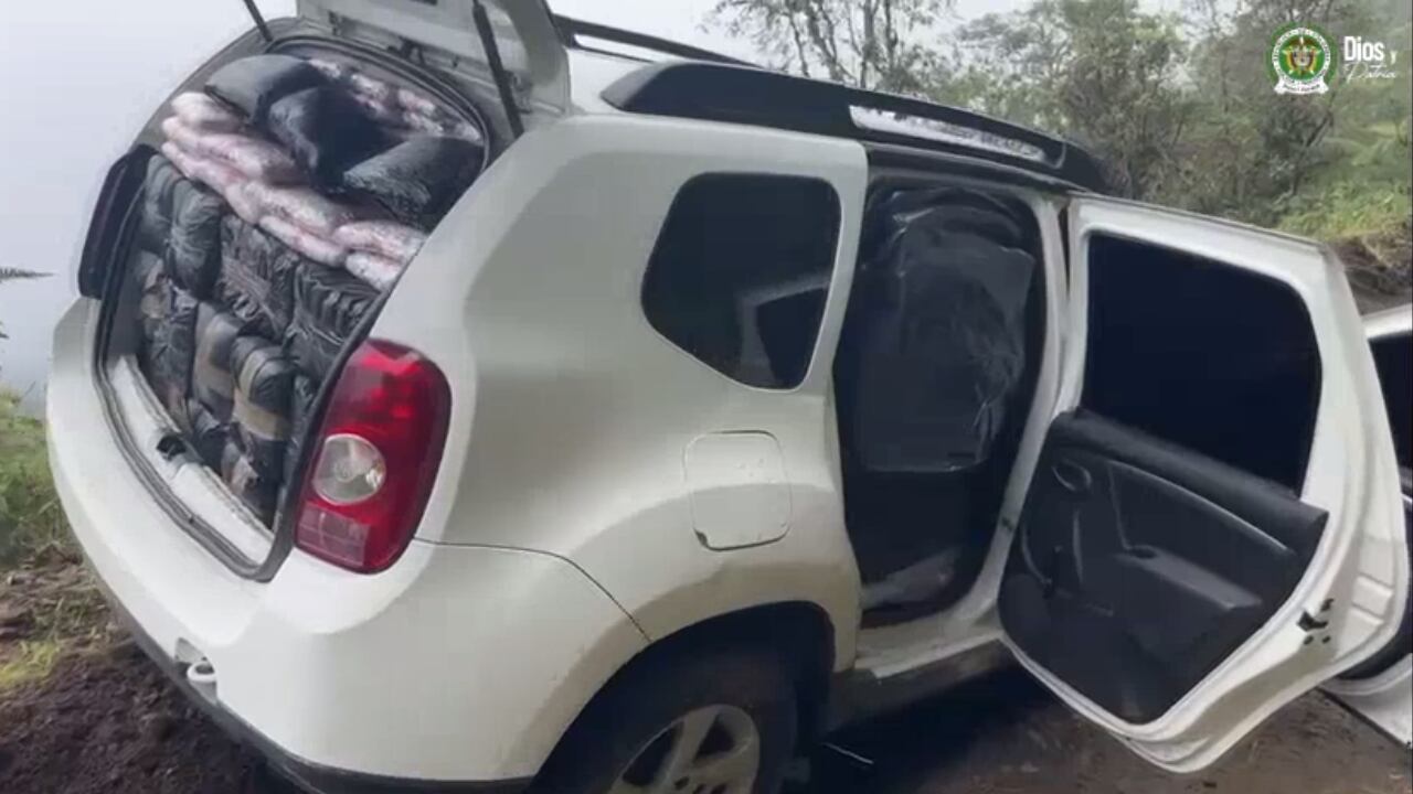 No le cabía ni un paquete más: descubren camioneta con placas falsas que transportaba marihuana en Antioquia
