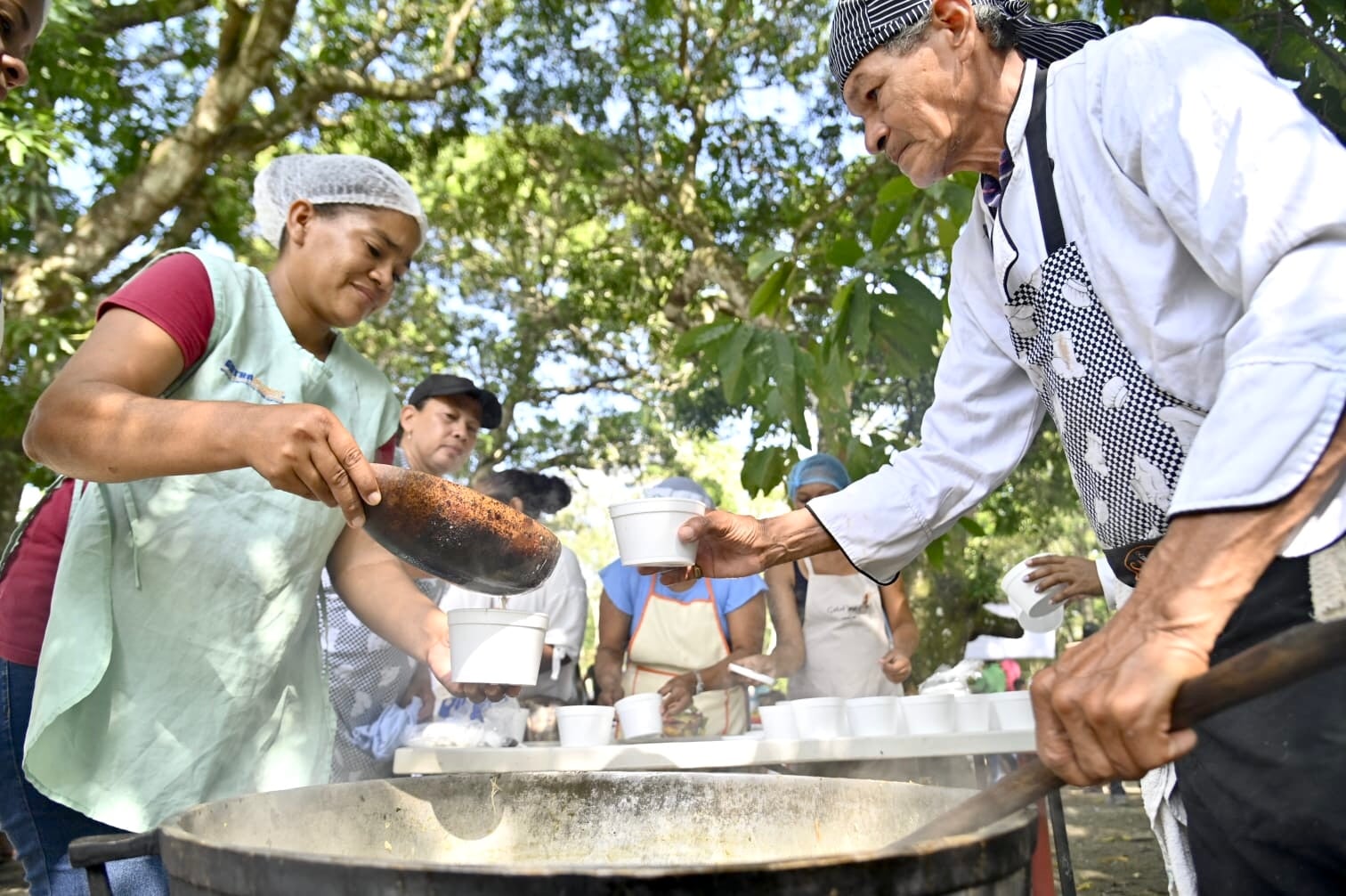 Esto se hará mediante la compra de cosechas a los campesinos y la creación de una red de distribución de alimentos a bajo precio.