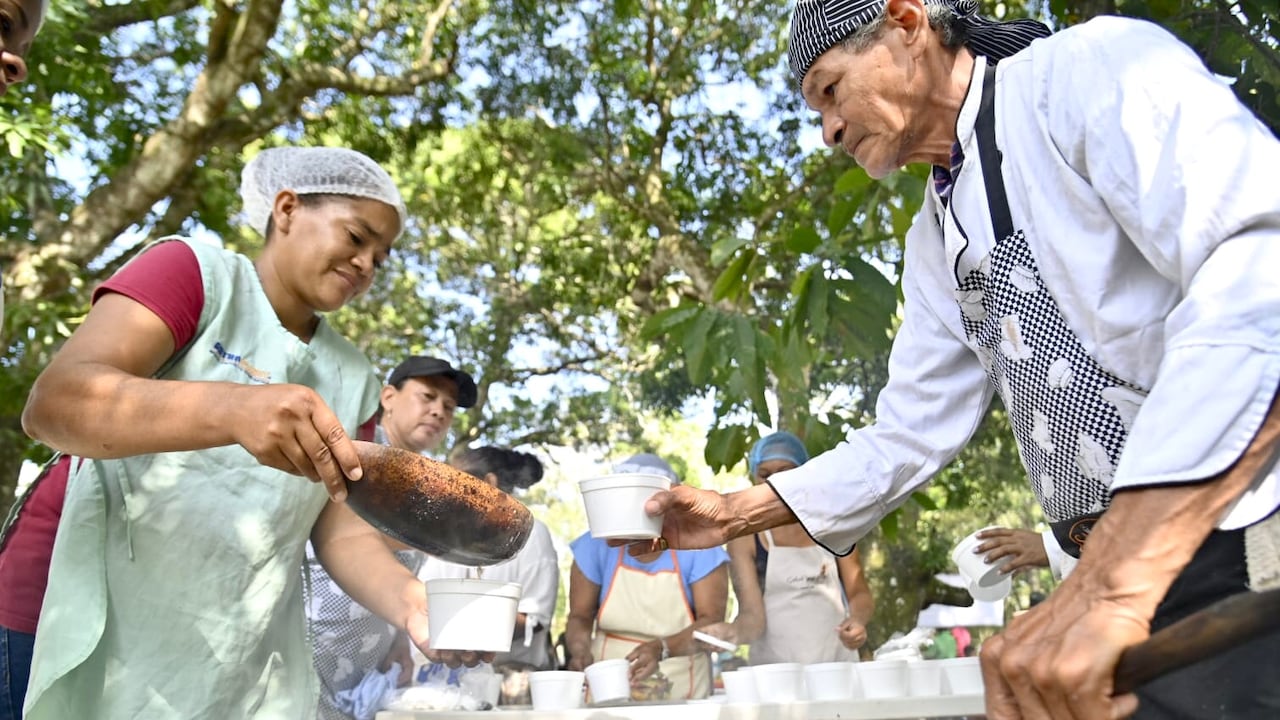 Esto se hará mediante la compra de cosechas a los campesinos y la creación de una red de distribución de alimentos a bajo precio.
