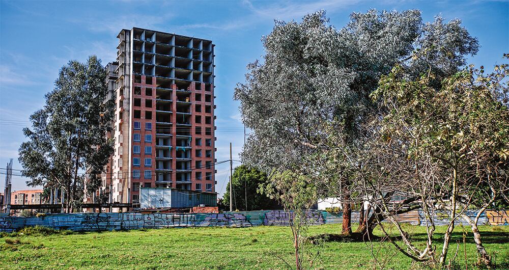 Edificio construido en la zona resguardada para la construcción de la vía.