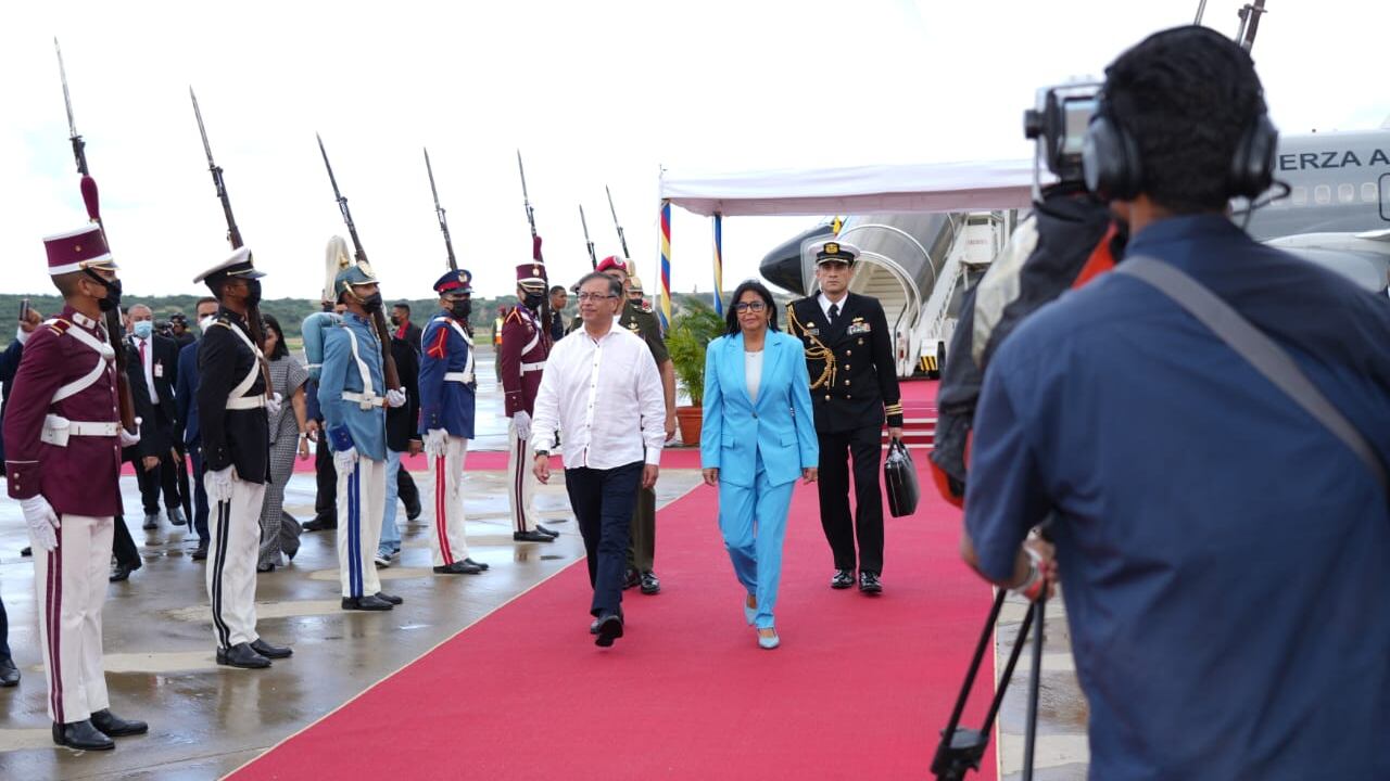 Presidente Gustavo Petro y Delcy Rodríguez vicepresidenta de Venezuela