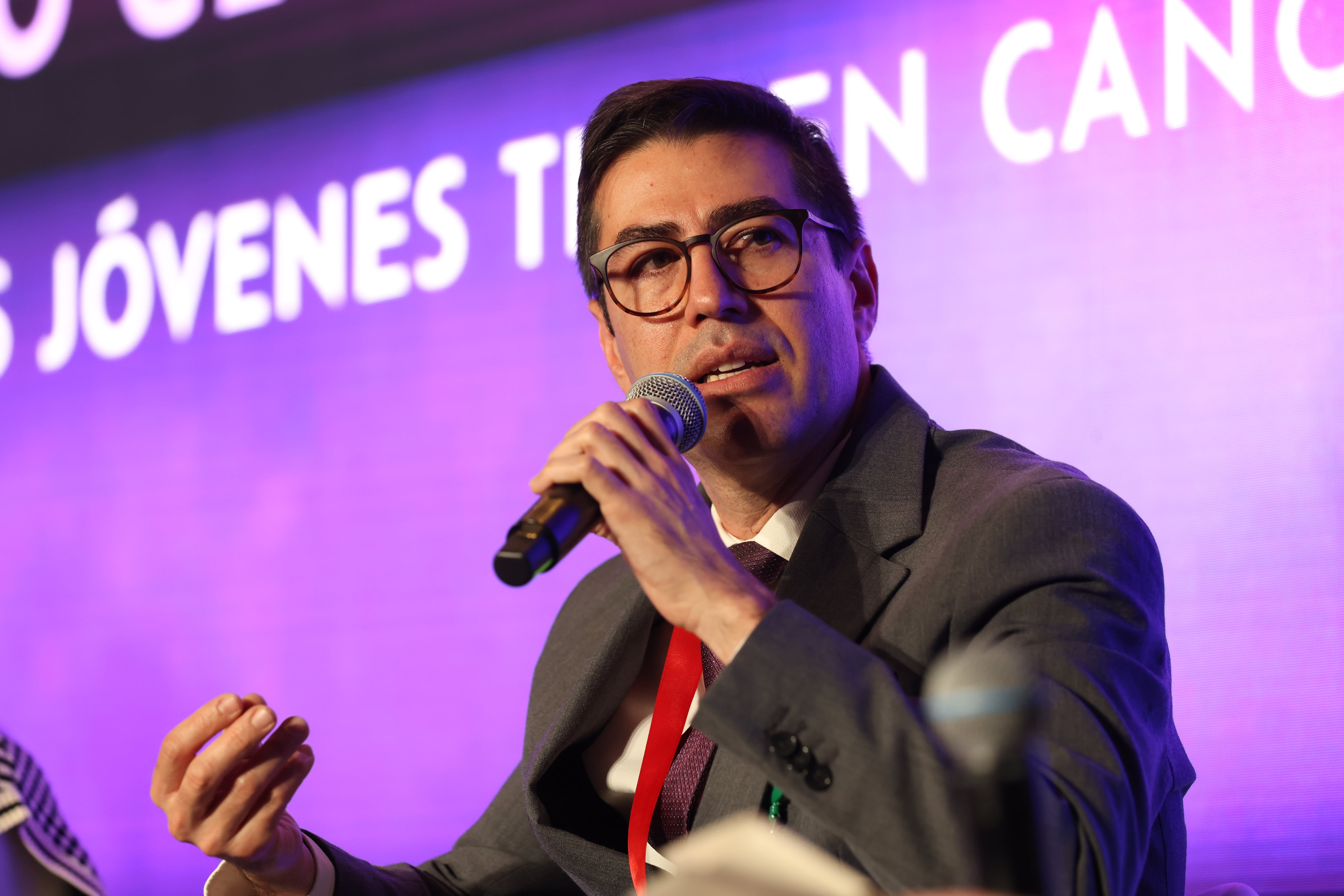 Foro Cáncer hoy, retos y futuro  Miércoles, 18 de marzo de 2026  Fundación Santa Fe de Bogotá

CONVERSATORIO GENERACIONAL | ¿Por qué cada vez más jóvenes tienen cáncer? 

●	Dra. Alejandra Cañas 
Médica internista, especialista en neumología del Hospital Universitario San Ignacio
●	Dr. Anwar Medellín 
Jefe de sección Cirugía Colon y Recto de la Fundación Santa Fe de Bogotá
●	Johana Rojas      
Diseñadora de modas, empresaria e influencer colombiana
●	Dr. Óscar González 
Hematooncólogo y pediatra de la Fundación Santa Fe de Bogotá

Modera: Dr. Gabriel Herrera 
Jefe del Departamento de Cirugía de la Fundación Santa Fe de Bogotá