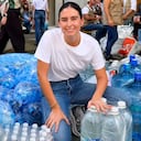 Taliana Vargas en la plazoleta Jairo Varela, ayudando en la recolección de agua.