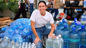 Taliana Vargas en la plazoleta Jairo Varela, ayudando en la recolección de agua.