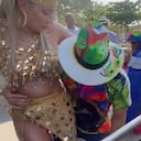 Daniella Álvarez hizo presencia en el Carnaval de Barranquilla y su novio la ayudó para subir y bajar de la carroza.
