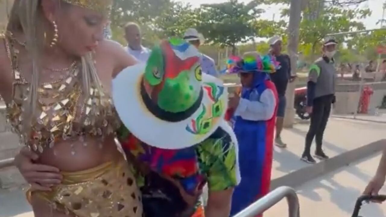 Daniella Álvarez hizo presencia en el Carnaval de Barranquilla y su novio la ayudó para subir y bajar de la carroza.
