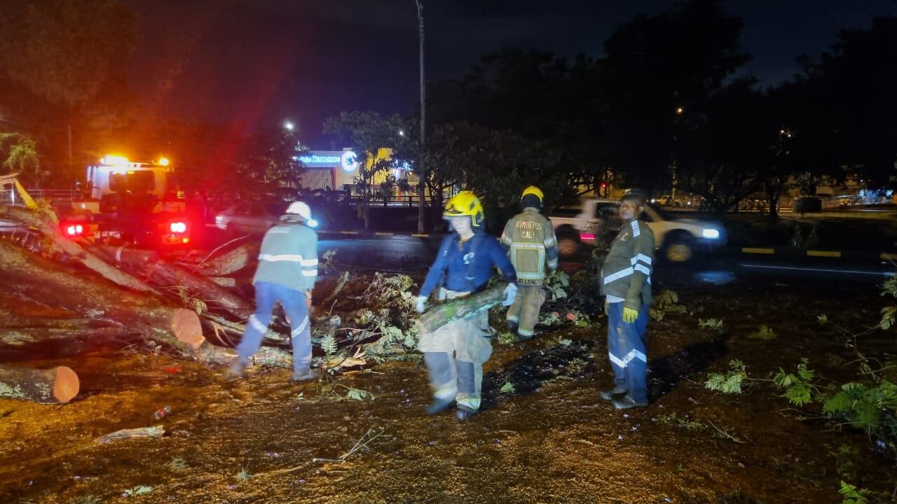 Bomberos atendiendo emergencias en Cali.