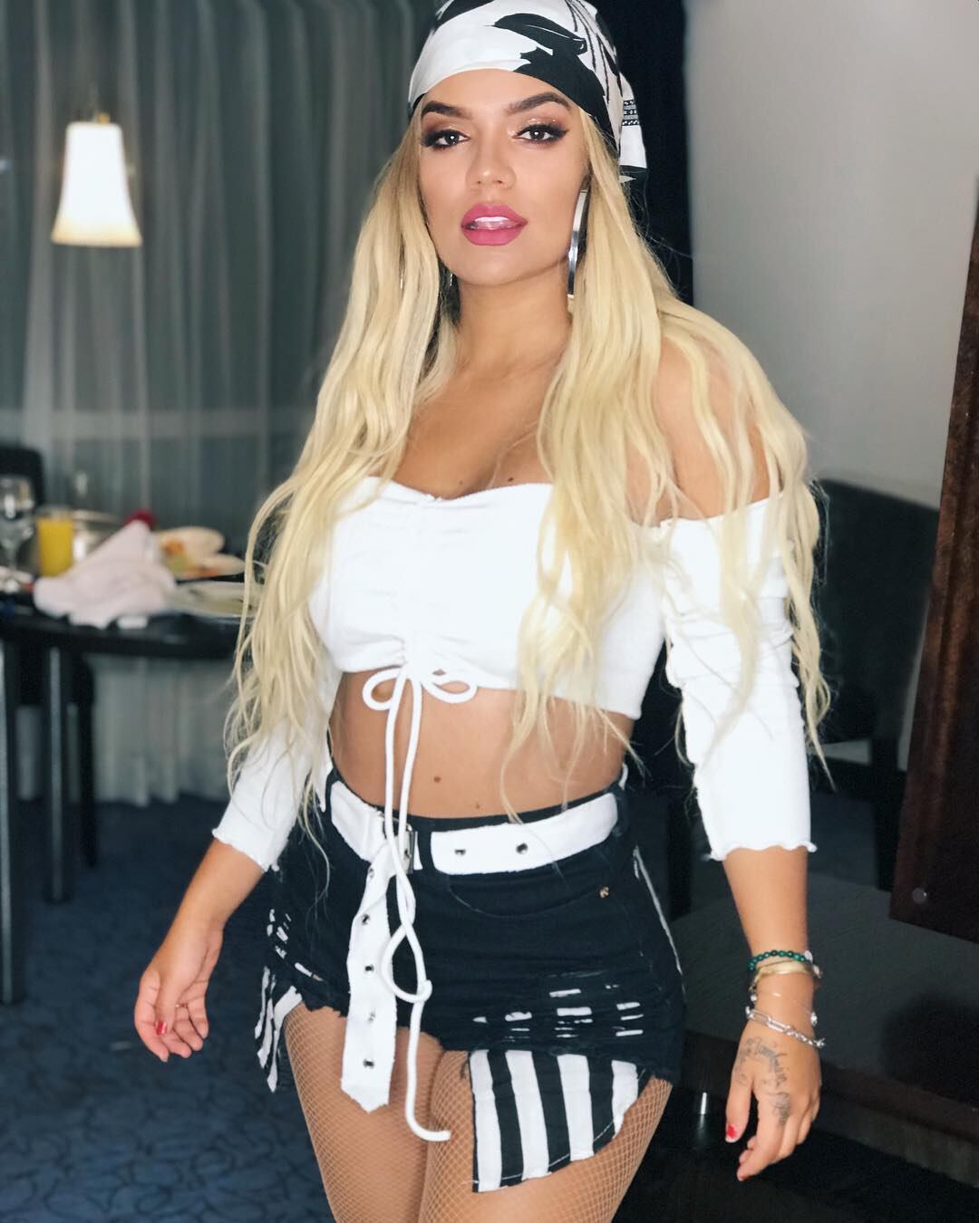 La cantante primero se mostraba con un look muy "paisa". Foto: Instagram @karolg.