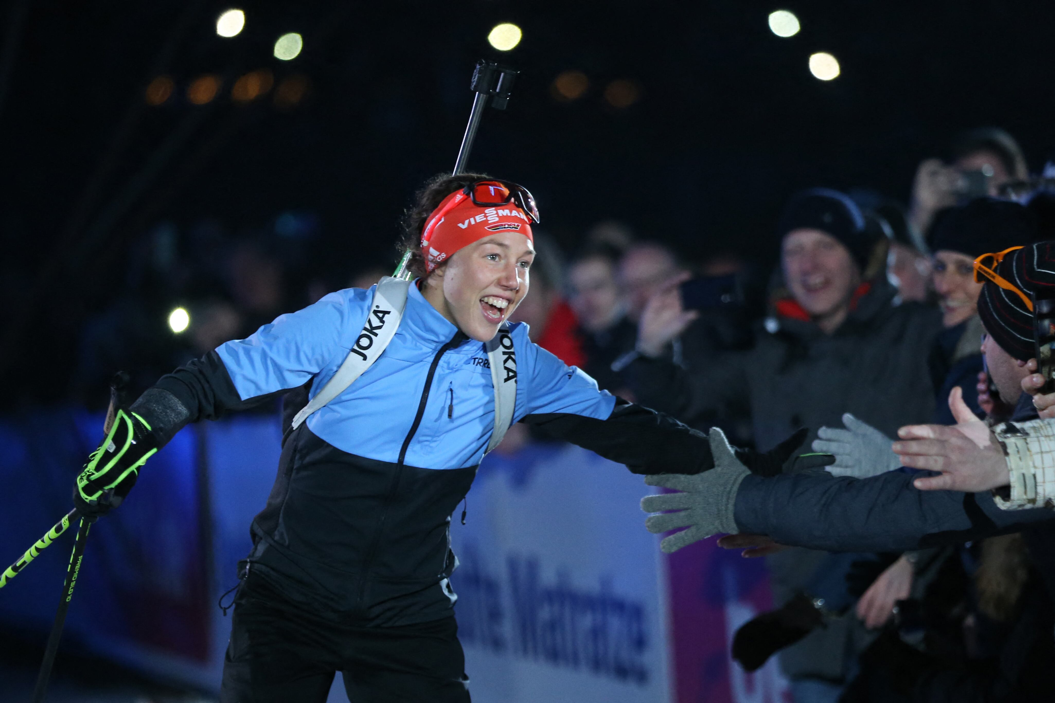 aura Dahlmeier de Alemania hace una vuelta de honor después del Biathlon World Team Challenge en Veltins Arena el 28 de diciembre de 2019 en Gelsenkirchen, Alemania. (Foto de Christof Koepsel/Bongarts/Getty Images) (Foto de CHRISTOF KOEPSEL/BONGARTS/Getty Images vía AFP)
