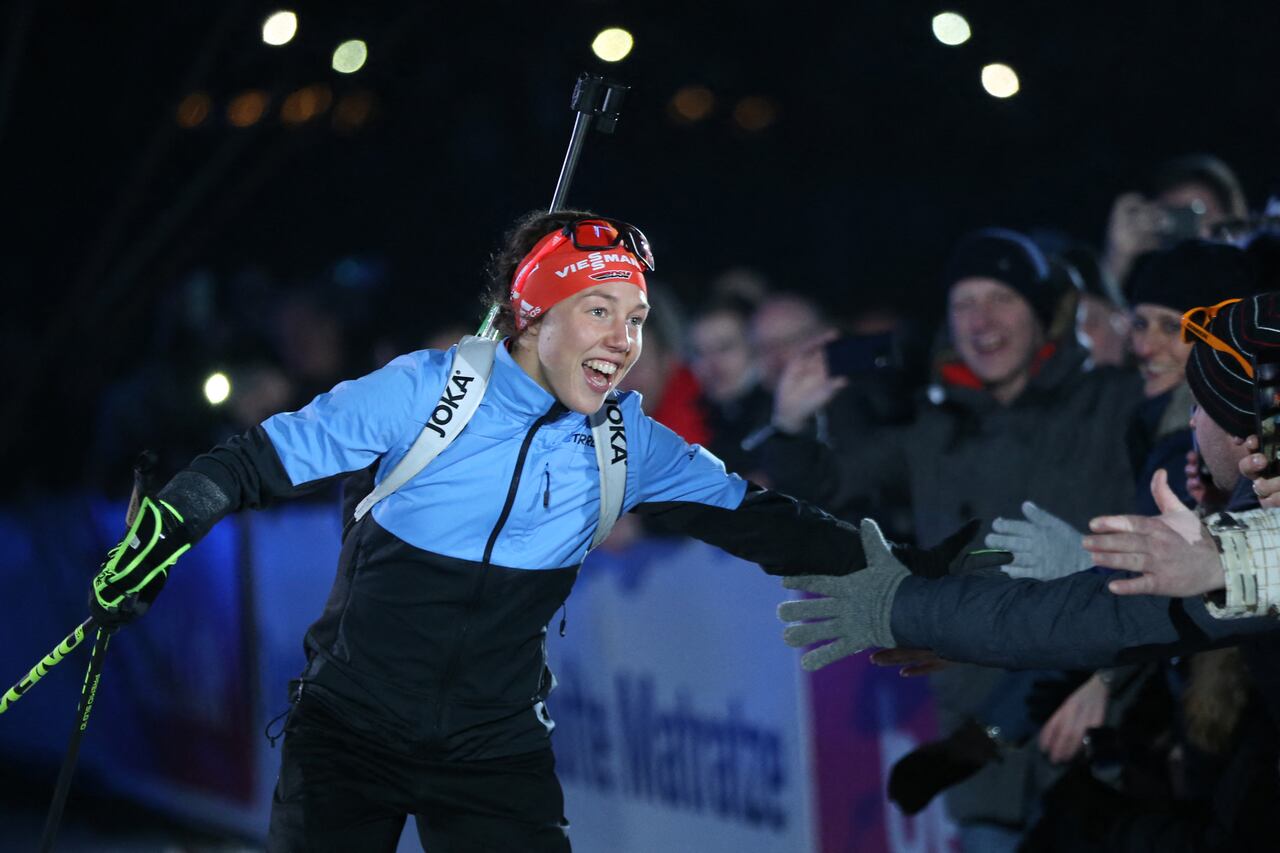 aura Dahlmeier de Alemania hace una vuelta de honor después del Biathlon World Team Challenge en Veltins Arena el 28 de diciembre de 2019 en Gelsenkirchen, Alemania. (Foto de Christof Koepsel/Bongarts/Getty Images) (Foto de CHRISTOF KOEPSEL/BONGARTS/Getty Images vía AFP)